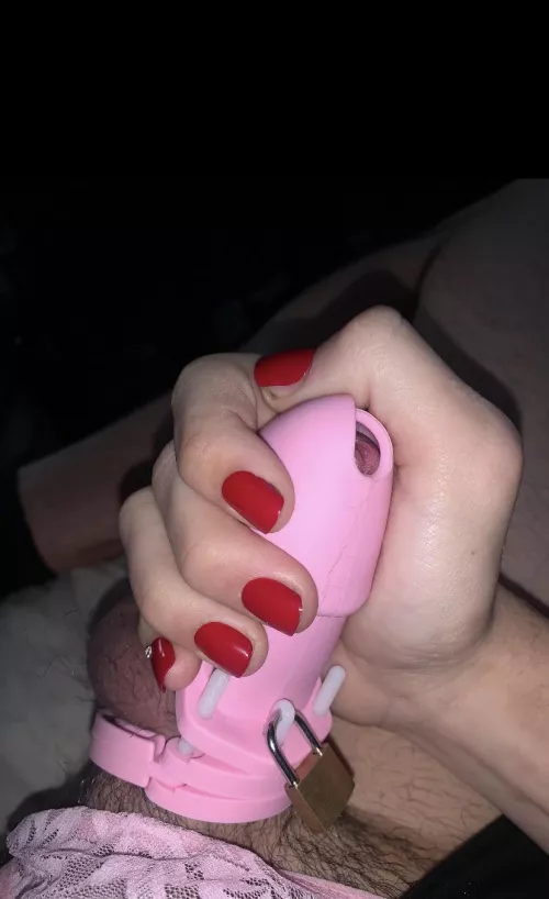 pink cage red nails :) pink cage red nails :)