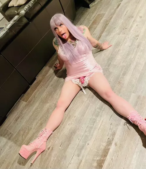 Pink cage,pink heels, frilly pink pantiesโฆ.mouth open๐