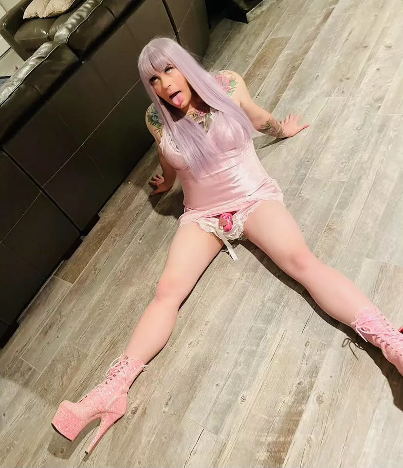 Pink cage,pink heels, frilly pink pantiesโฆ.mouth open๐ Pink cage,pink heels, frilly pink pantiesโฆ.mouth open๐
