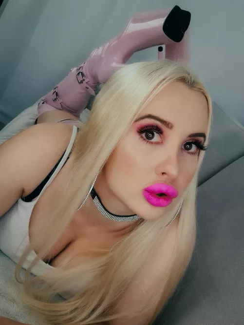Pink lips and heels ๐ Pink lips and heels ๐