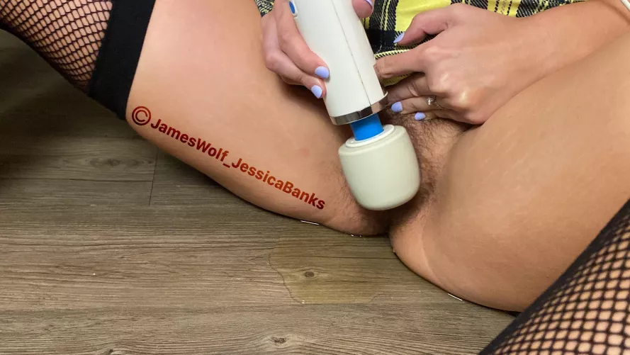 Pissing while using my vibrator π₯