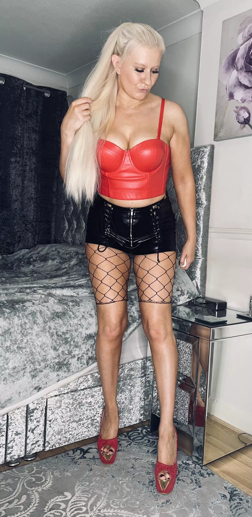 Place your bets Red or Black, fancy playing Roulette with a sexy little demon? Place your bets Red or Black, fancy playing Roulette with a sexy little demon?