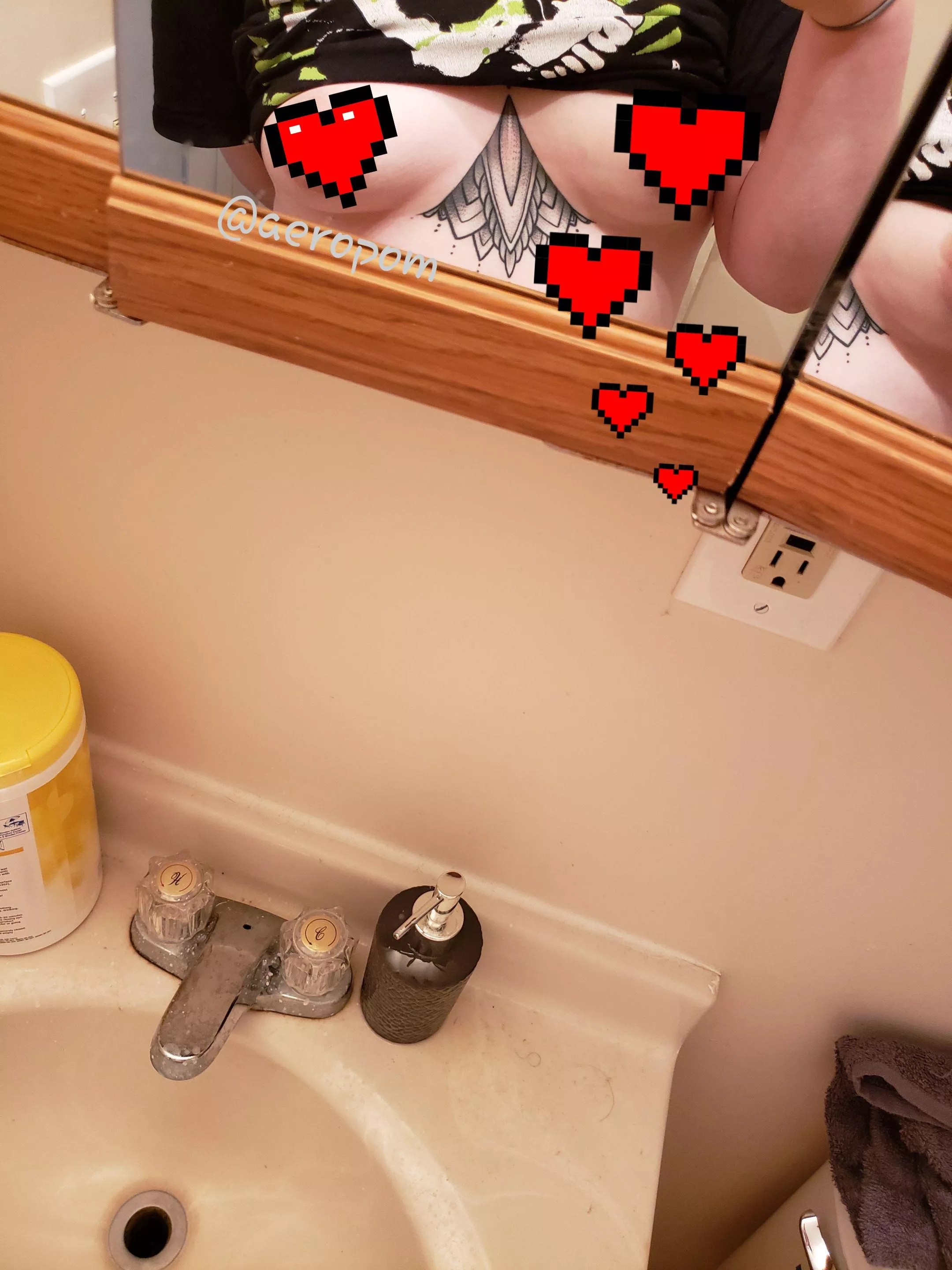 Play with me on Instagram: aeropomm ;)