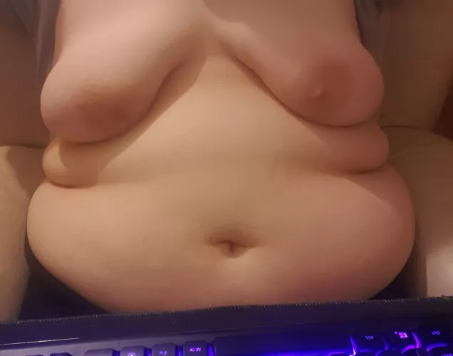 playing games while I rub my belly๐