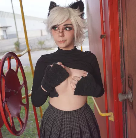 Please reward this kitten with tons of headpats! π