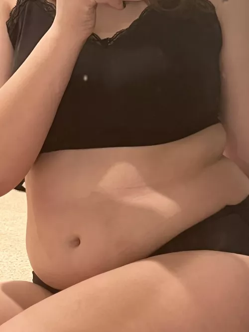 pls excuse my dirty mirror - anyway look at how chubby i am 👀