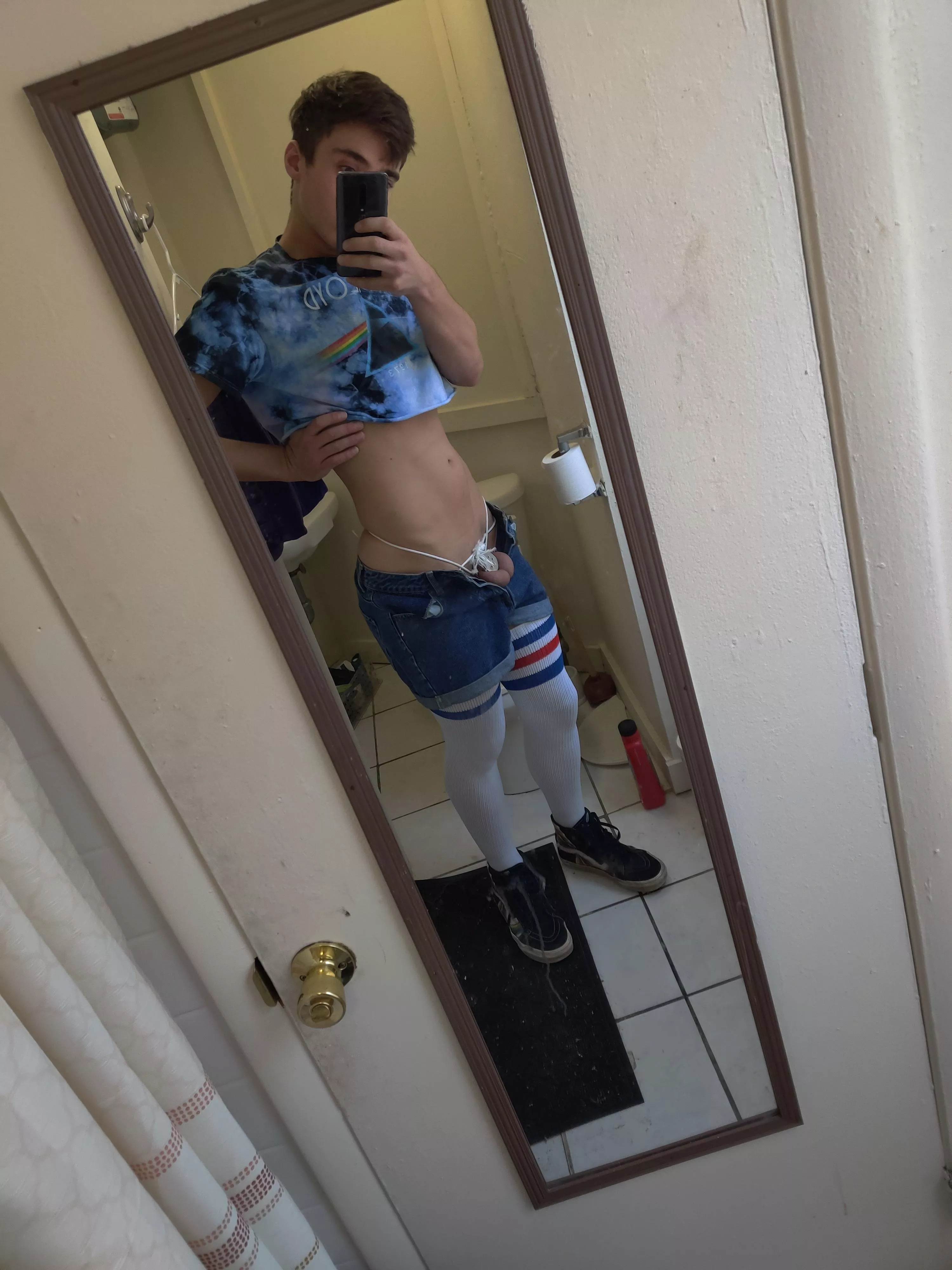 Pls help me fit into a smaller cage 😘