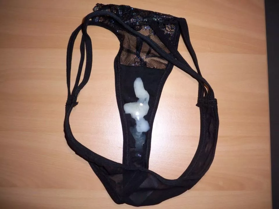 Pm me if u want to see more cum pics with my aunts panties!