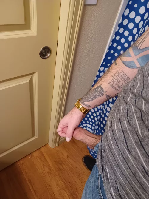 Poke-ah my head out.