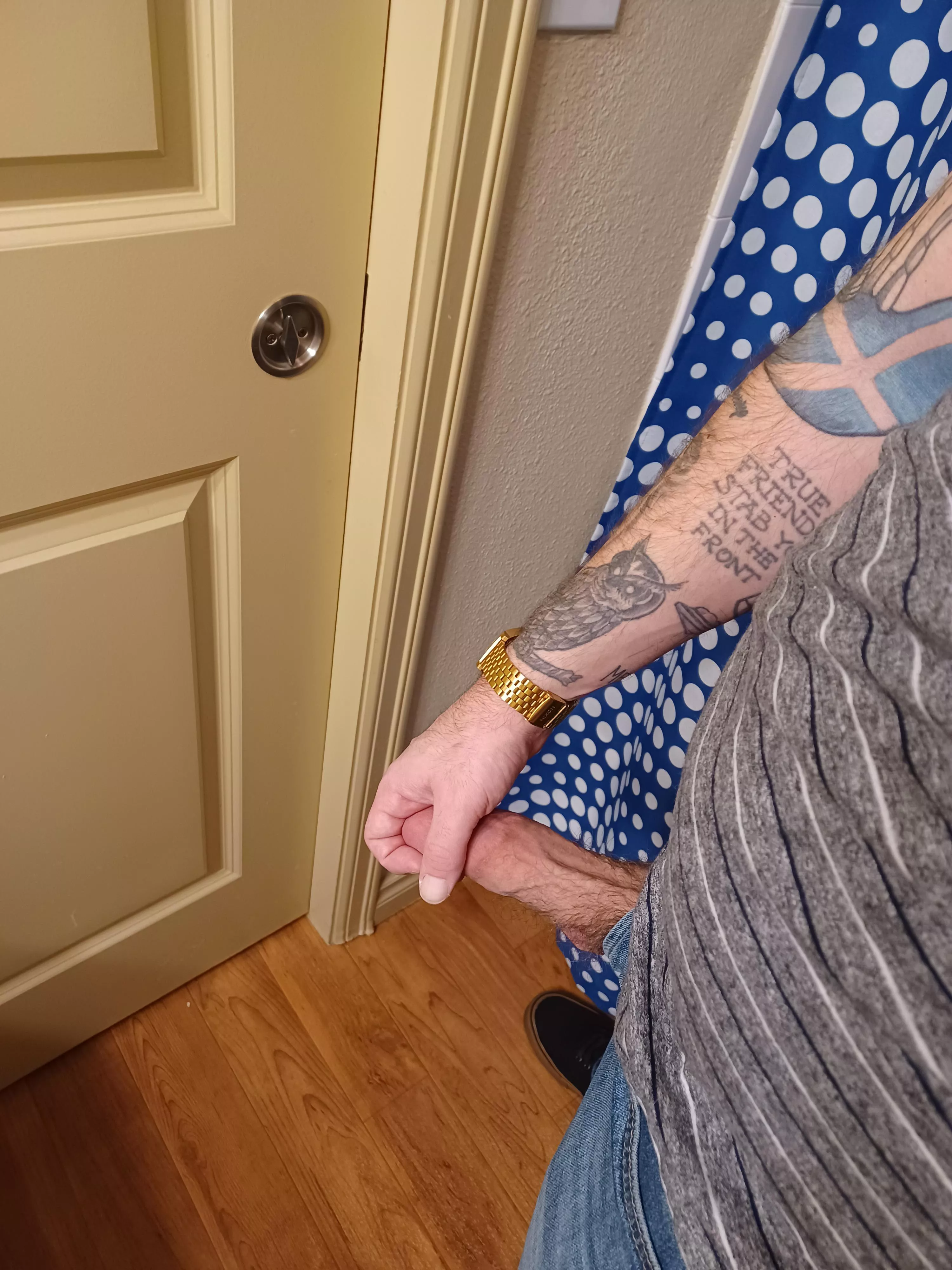 Poke-ah my head out.