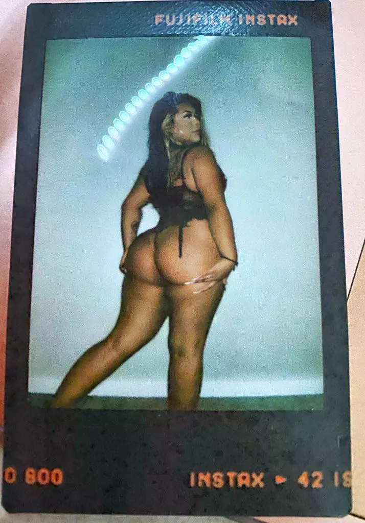 Polaroid photoshoot?👀