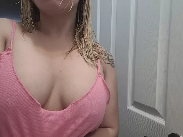 Post shower cleavageπ¦