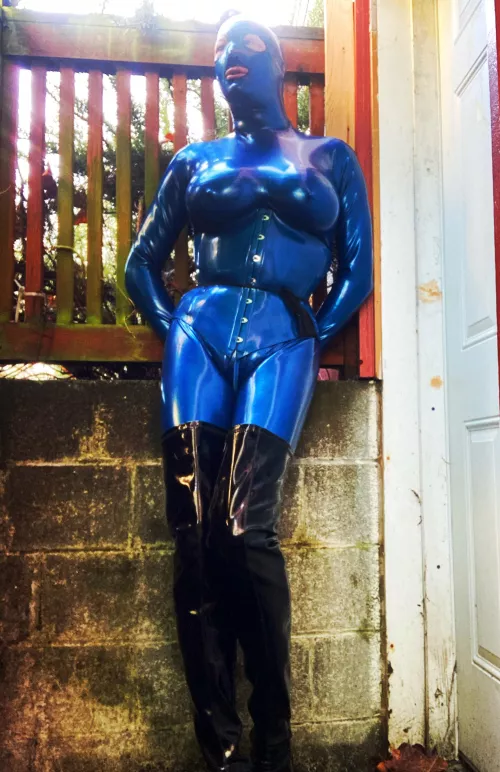 Posted the old picture of the worn out PVC blue suit a few days ago in Anticipation. Well, the full hooded latex replacement arrived today, And I am totally blissed out In the enveloping magic 💙🖤 happy Friday! 🤤😌