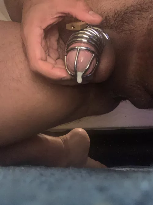 Pounded myself with my large dildo, now I’m leaking