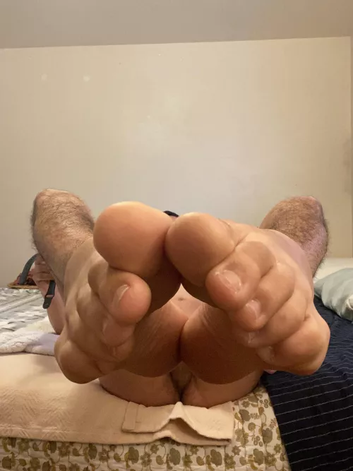 POV you begged to suck on my toes, and now I’m going to let you 😘