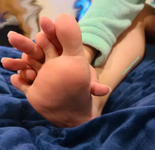 POV: your Japanese girlfriend just asked you for a foot rub! π€€π¦ POV: your Japanese girlfriend just asked you for a foot rub! π€€π¦