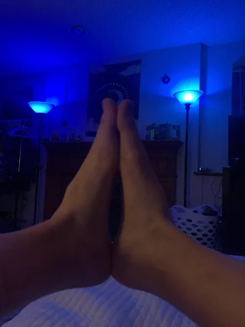 Praying someone comes to suck on my toes tonight π Praying someone comes to suck on my toes tonight π
