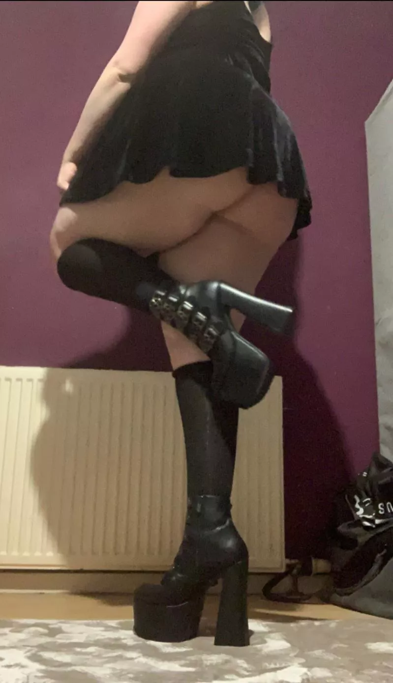 Prefect length dress for going outside don't ya think? 🤭 Prefect length dress for going outside don't ya think? 🤭