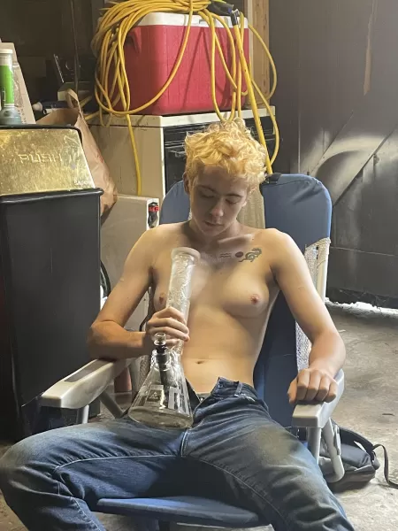pretty bois need pretty bongs 😮‍💨