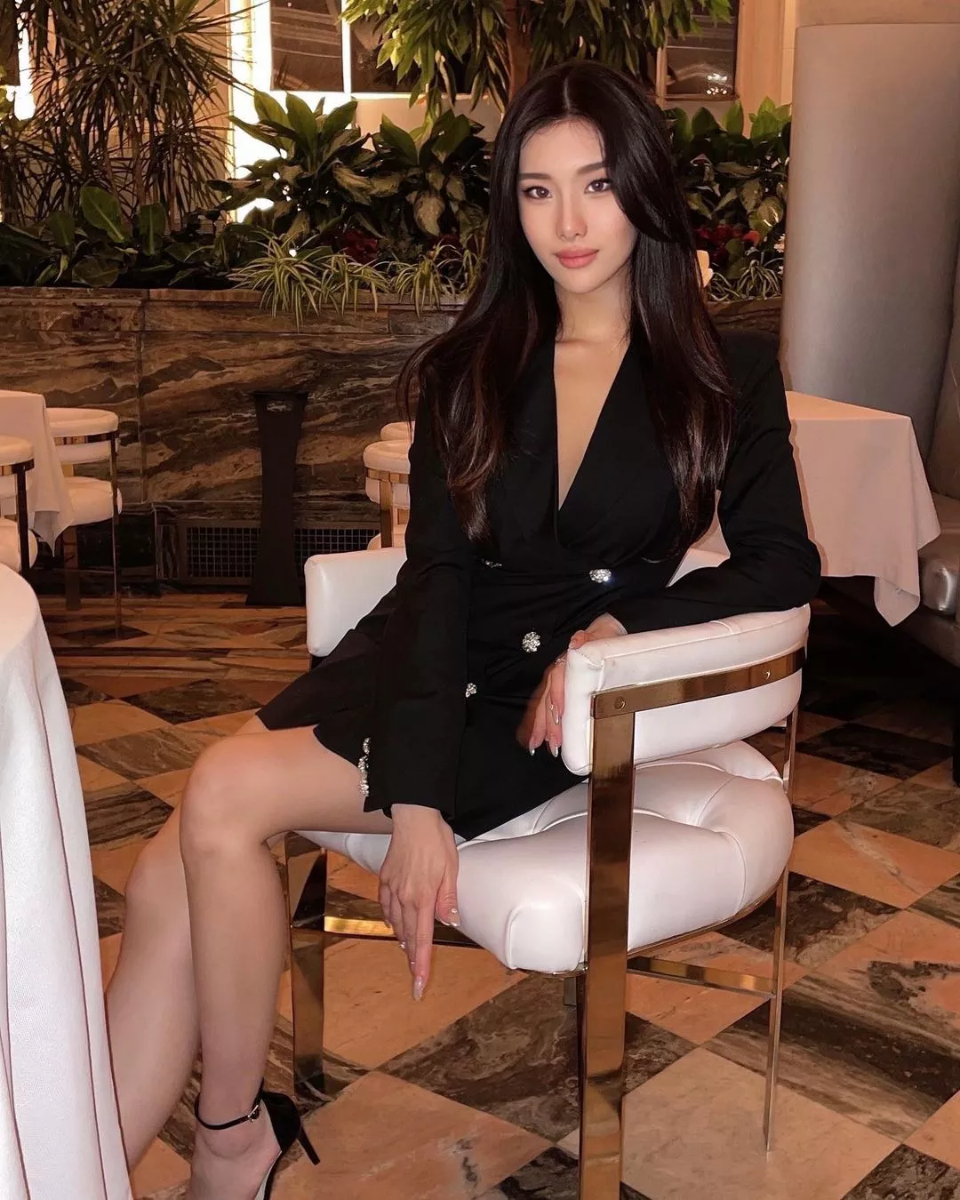 Pretty eyes, sexy legs