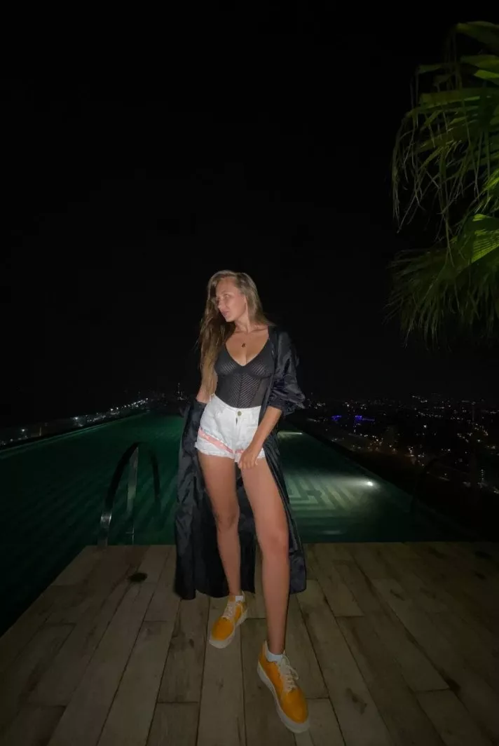 PRETTY HORNY GIRL PRETTY HORNY GIRL