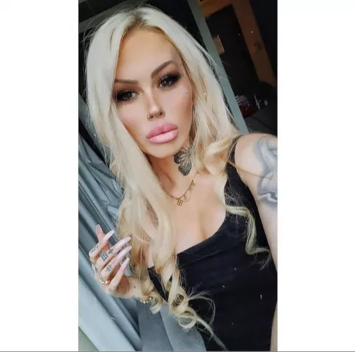 Pretty Lil bimbo 🖤