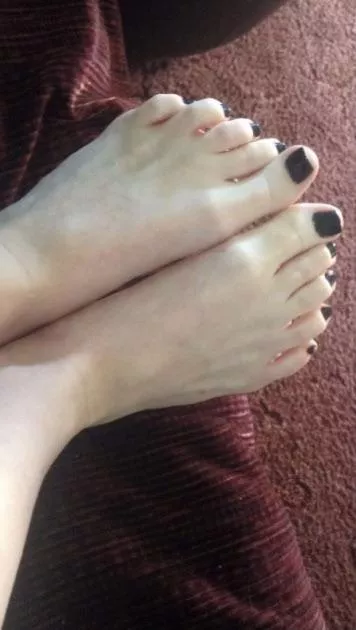Pretty pale toes 😩