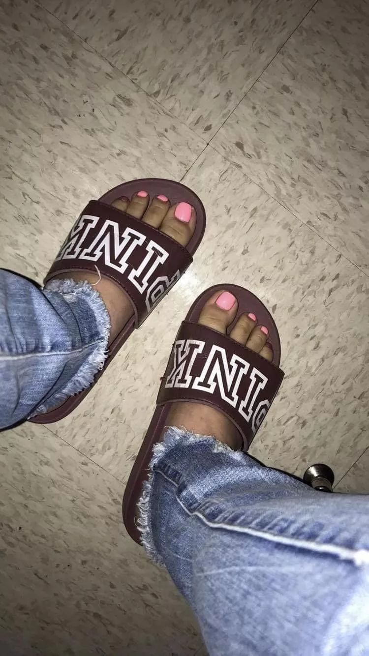 Pretty pink toes donโt you think? Pretty pink toes donโt you think?