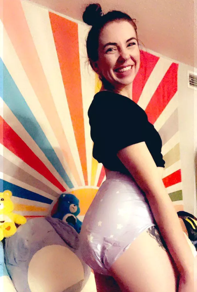 Princess crinkle butt 💕 Mommy put me in a fresh diapee before bed