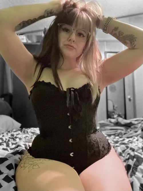 Probably won’t get any love because I’m not fully naked or in the top % 🤷🏻♀️🖤 Probably won’t get any love because I’m not fully naked or in the top % 🤷🏻♀️🖤