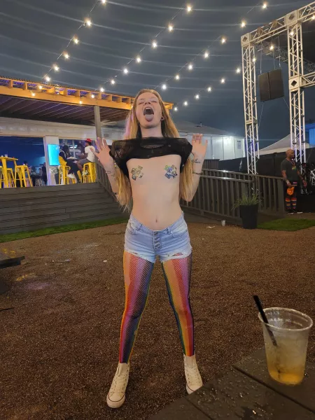 PSA I need some pointers on where THE BEST places to shop for rave outfits are. In stores or online please and thank you beautiful ladiesβ€π§‘πππππ€π€