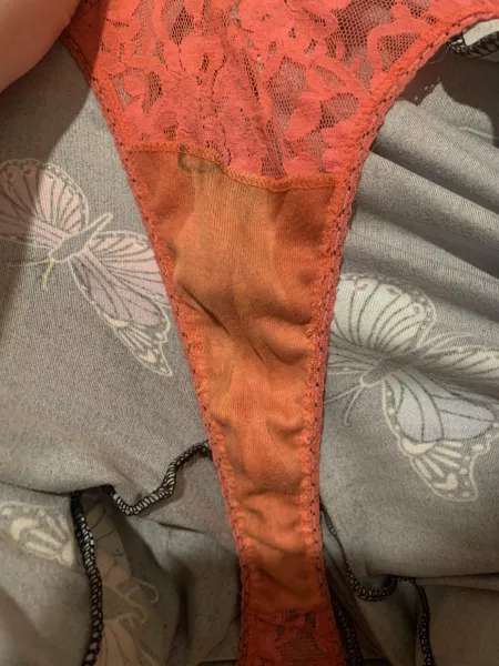 Pulling my panties down at the gym to show off my sweat😶🌫️🤭