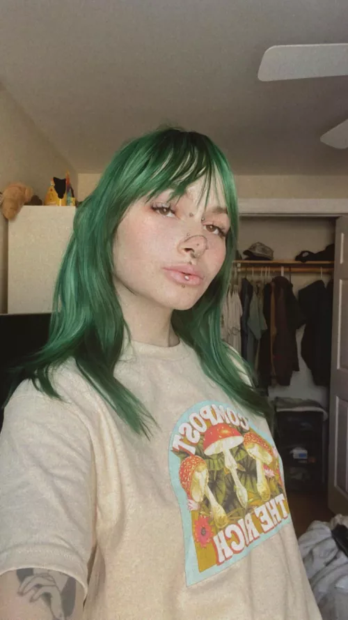 Pulp Riot’s Absinthe. So in love with the green!! It looked different depending on lighting but this is by far my favorite “shade” of it!! Pulp Riot’s Absinthe. So in love with the green!! It looked different depending on lighting but this is by far my favorite “shade” of it!!