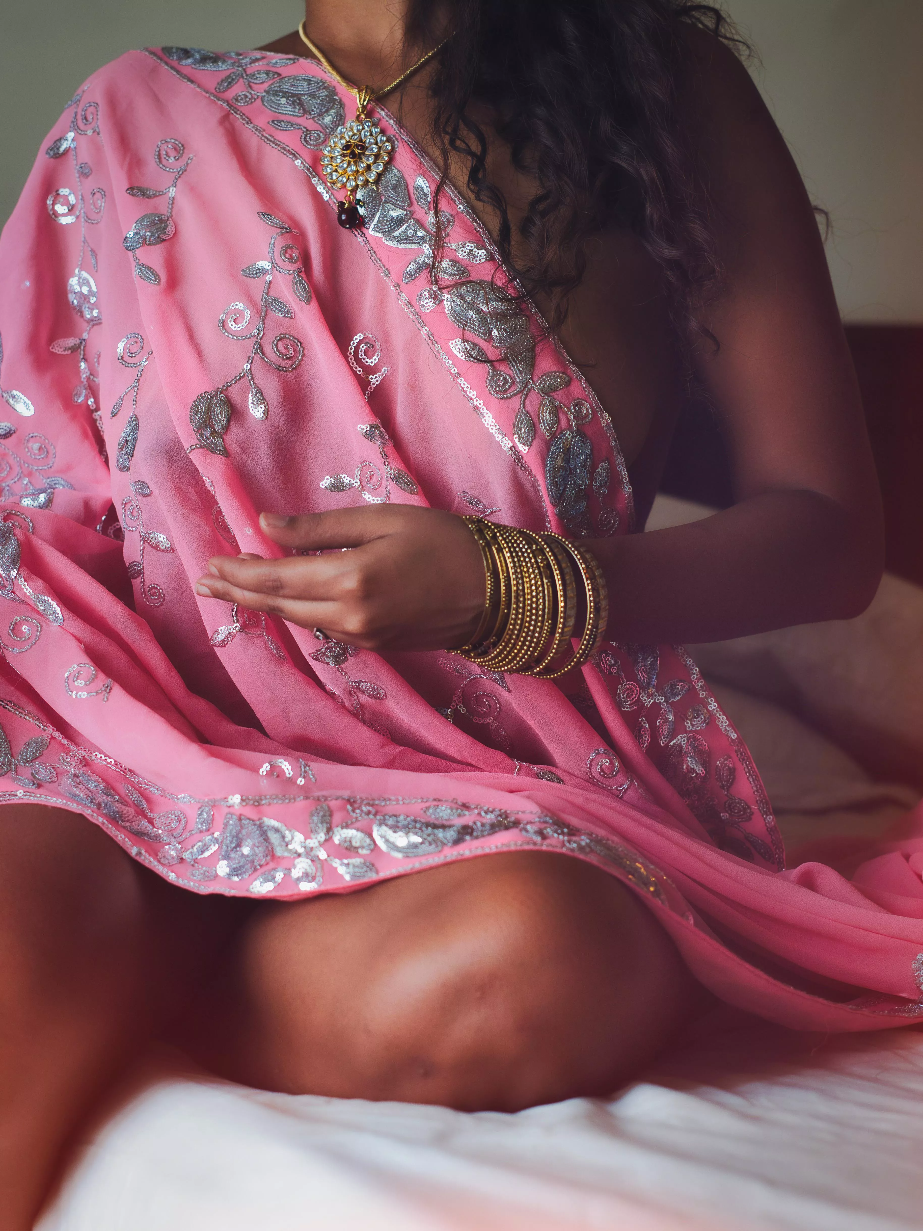 Punjabi Indian babe adorning pink saree for your pleasure, love 💕