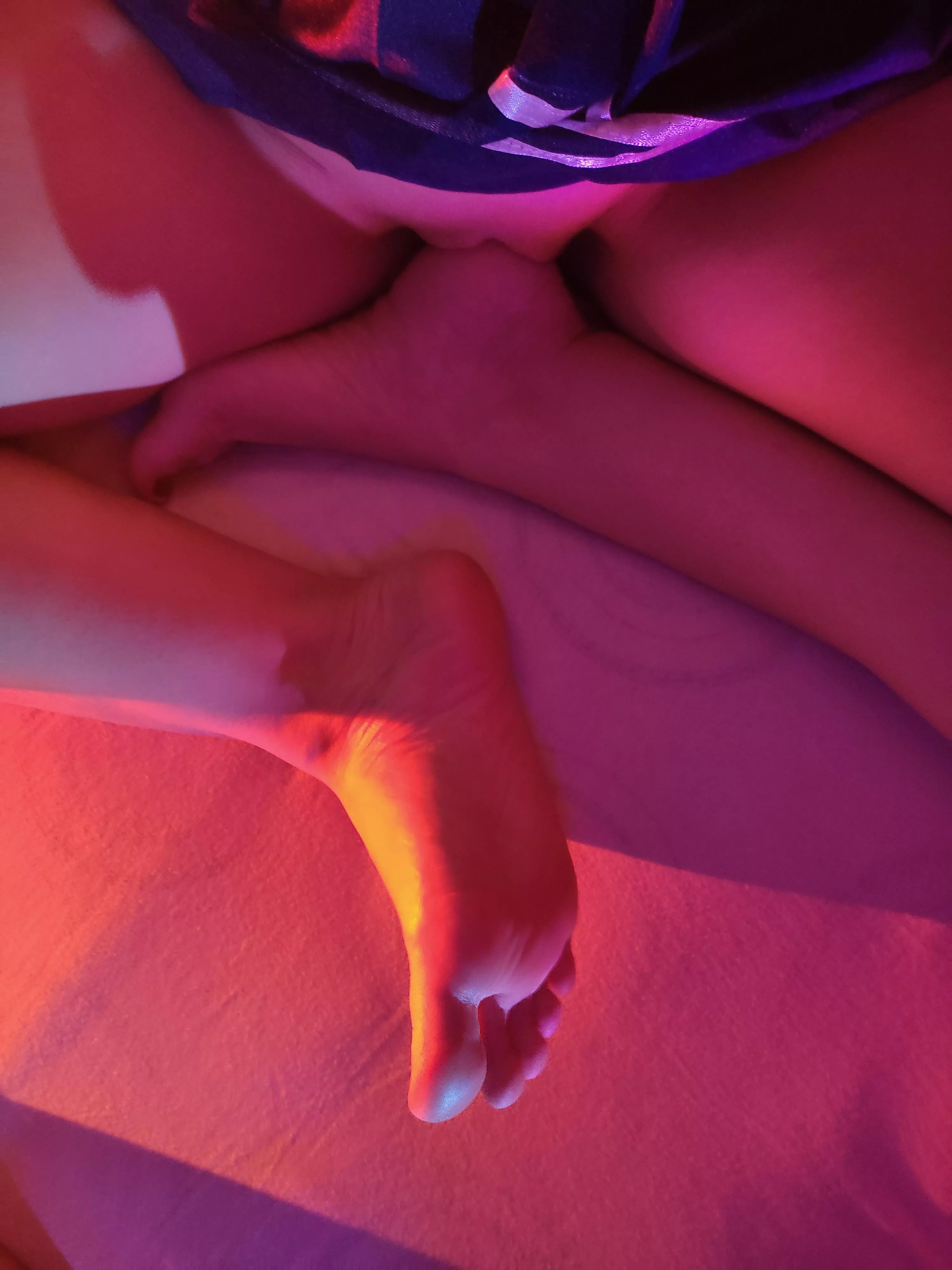 Puss on foots 😼 Puss on foots 😼