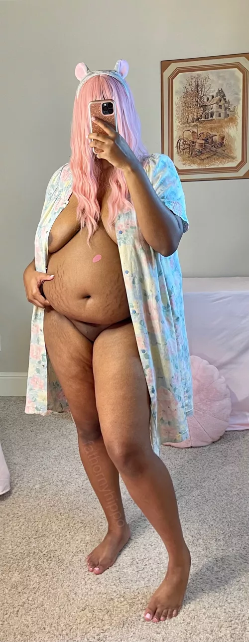 Pussy mound in this gown!