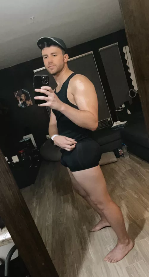 Putting in the work even when it’s 1am 🥵🏋🏻‍♂️ #legday