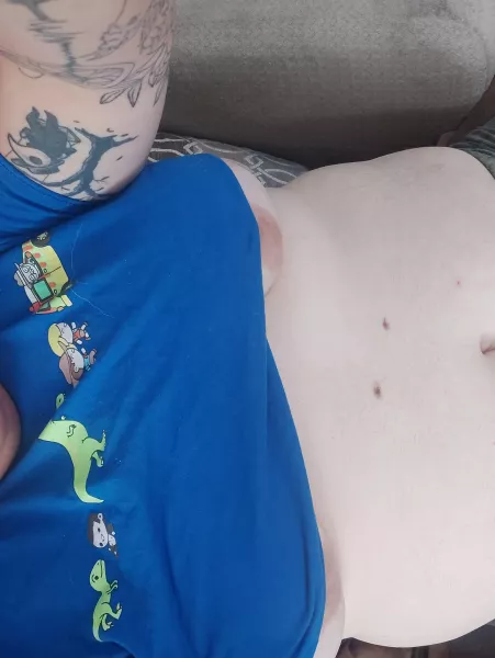 *que jurassic park theme* hope everyone's day is going well! (F)