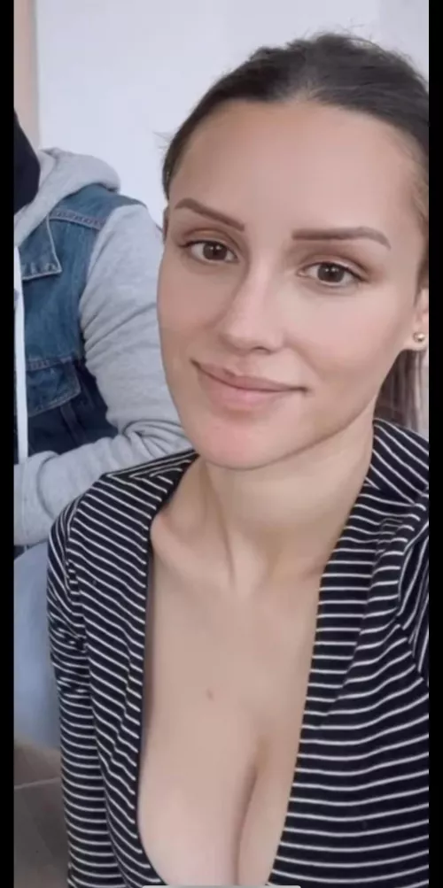Queen Jess with the cleavage yesterday! Queen Jess with the cleavage yesterday!
