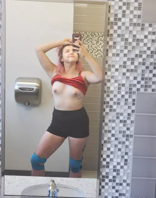 Quick bathroom break to [f]lash you 🤫