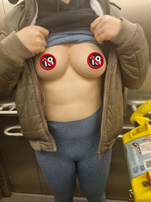 Quick flash in the elevator😘