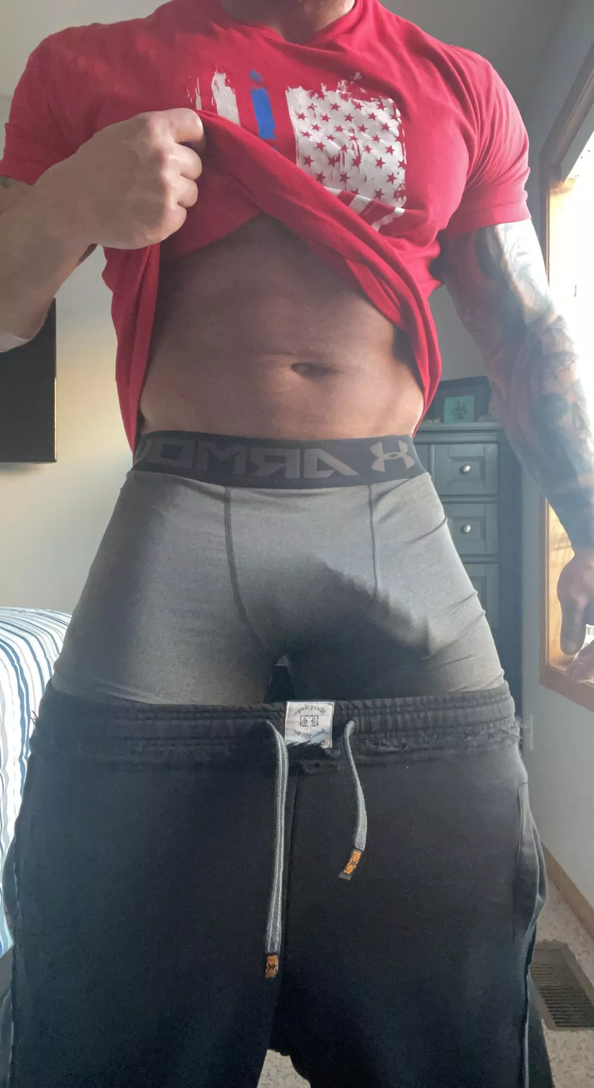 Quick pump before the gym. Join me and I’ll reward you with a protein shake afterwards 😏💦