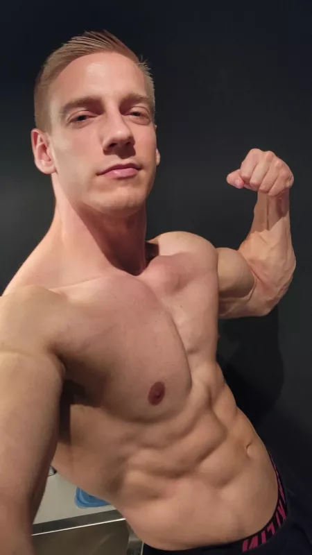 Quick selfie for you guys πππͺ