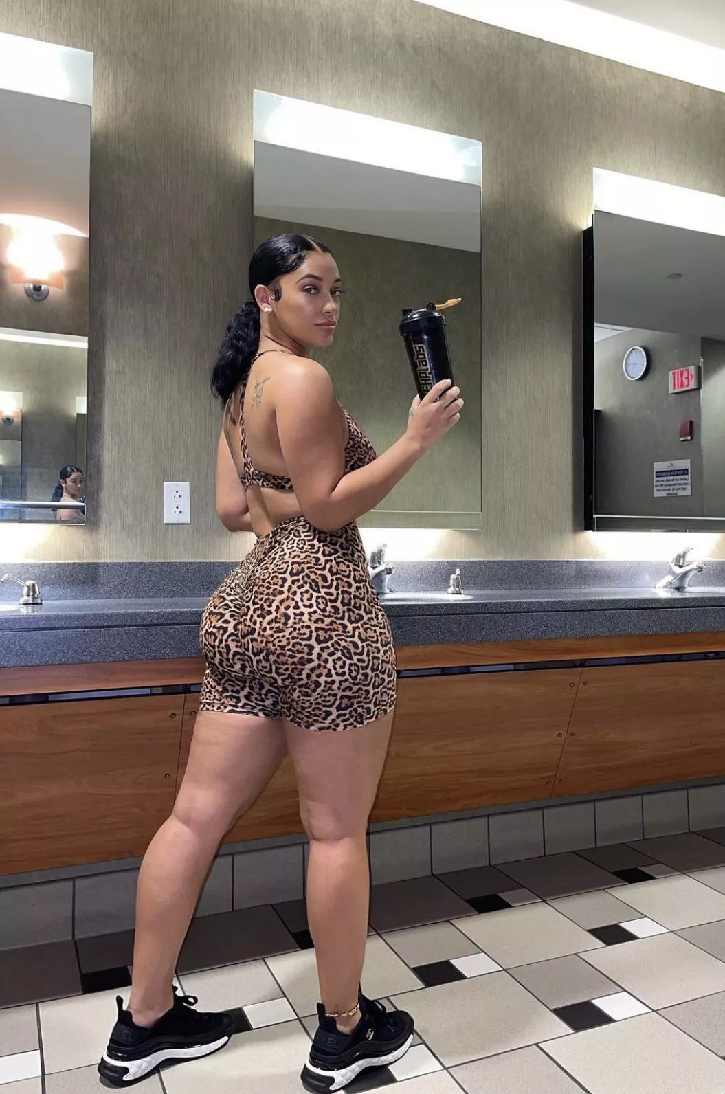 Rate her ass 1-10 Rate her ass 1-10