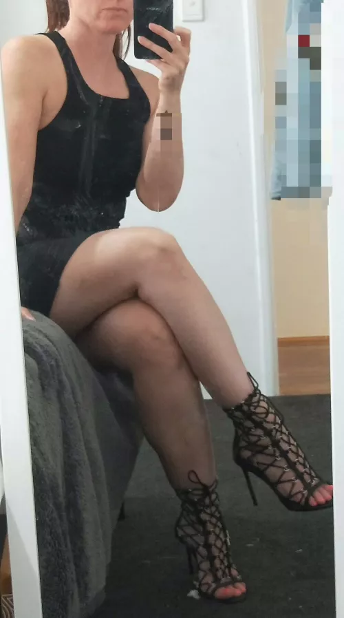Ready for a sexy night out in my new heels π