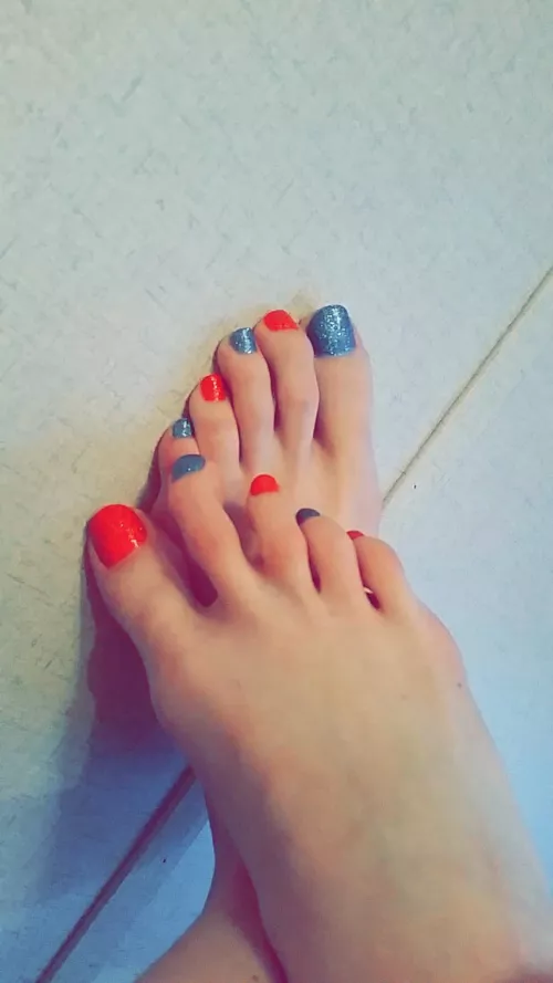 🥺🥰😚 𖤐 Realii Wunna Earn Sum Warm Thicc Cum With Ma Lil Feetsiiieezz... Ta Feel N' See It So Yummii N' Stringii While Wigglin Each Load Btween Ma Toeeziiieez... It Getz Me All Bashfuuul Blushii N' GigglLii 𖤐 🥵😝🤤