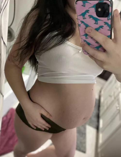 Really enjoying my belly today 🥰 message me about my content 😘😘