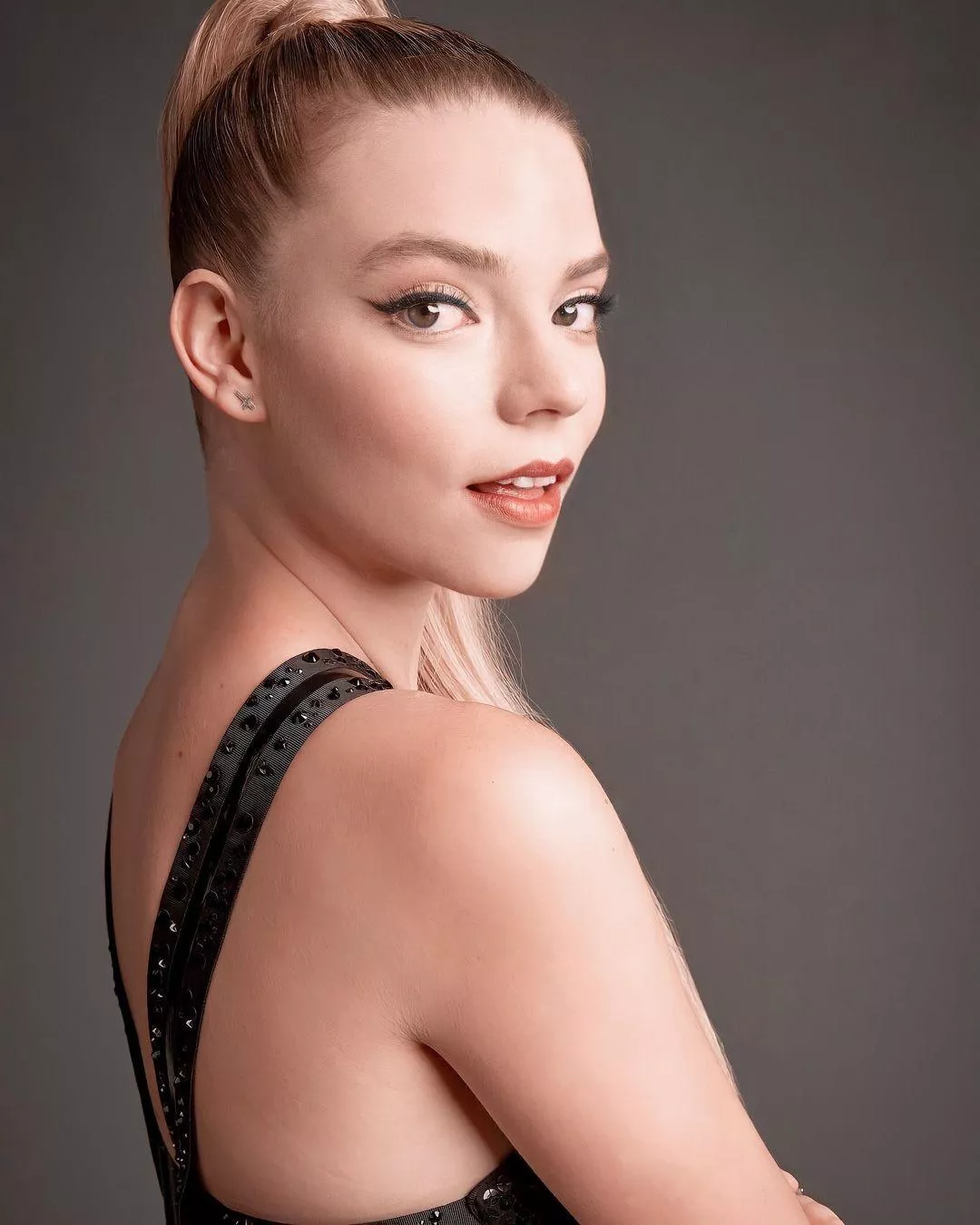 Really need someone to milk my throbbing cock for Anya Taylor Joy, Sophia Lillis, or Sadie Sink. Really need someone to milk my throbbing cock for Anya Taylor Joy, Sophia Lillis, or Sadie Sink.