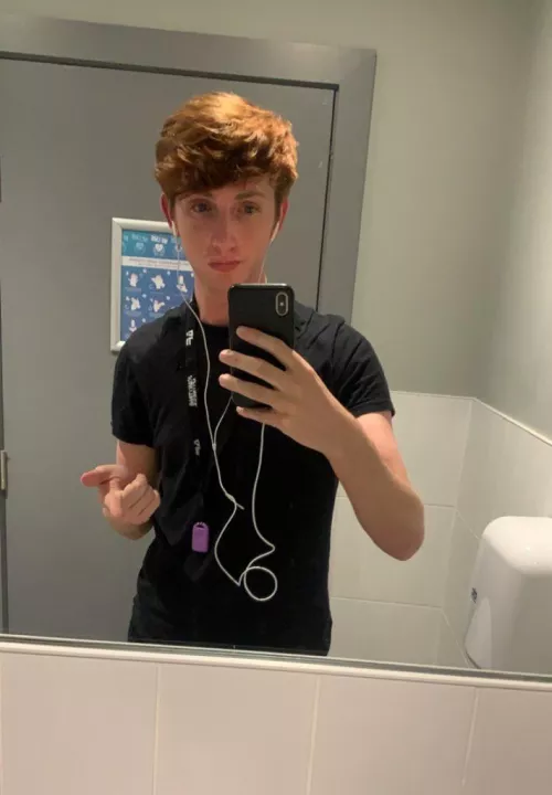 really struggling at college right now and idk itβs just getting super overwhelming and idk who to tell but I just gotta keep trying. Hereβs a pic of me trying to distract myself at the gym tho π