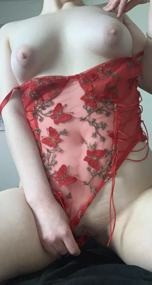 Red always looks best on pale girls ;) Red always looks best on pale girls ;)